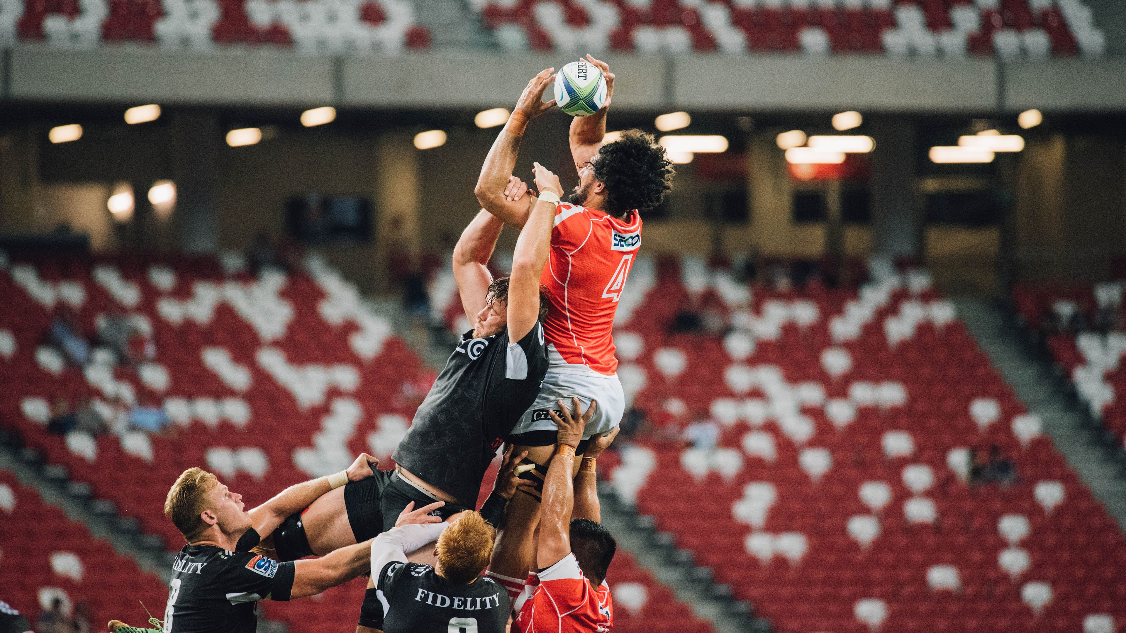 森林狼主帅在讲解环节使用战术模拟板，森林狼拓展